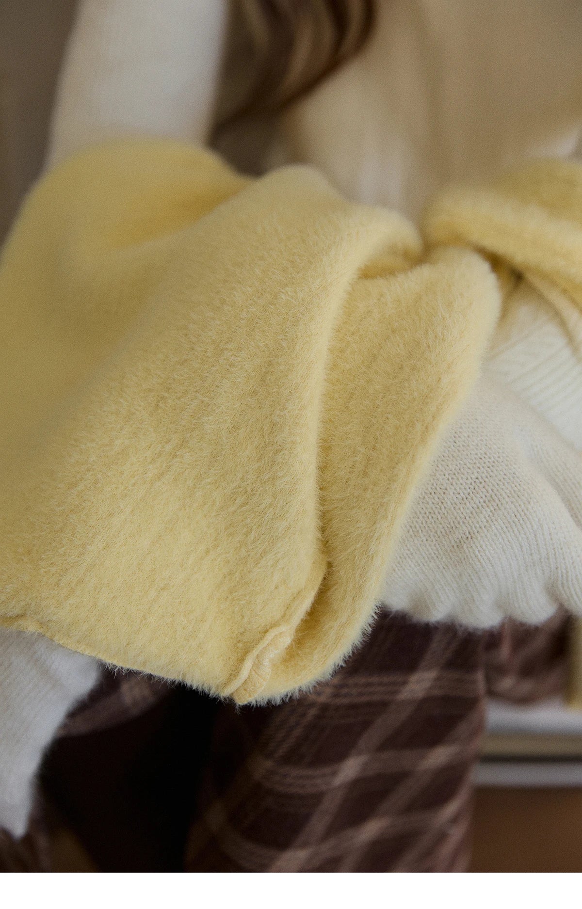 MISHOW Women's One Piece Velvet Thickened Bottom Tops 2025 Winter Versatile Black Fungus Edge Collar Knitted Tops MXE88Z2597