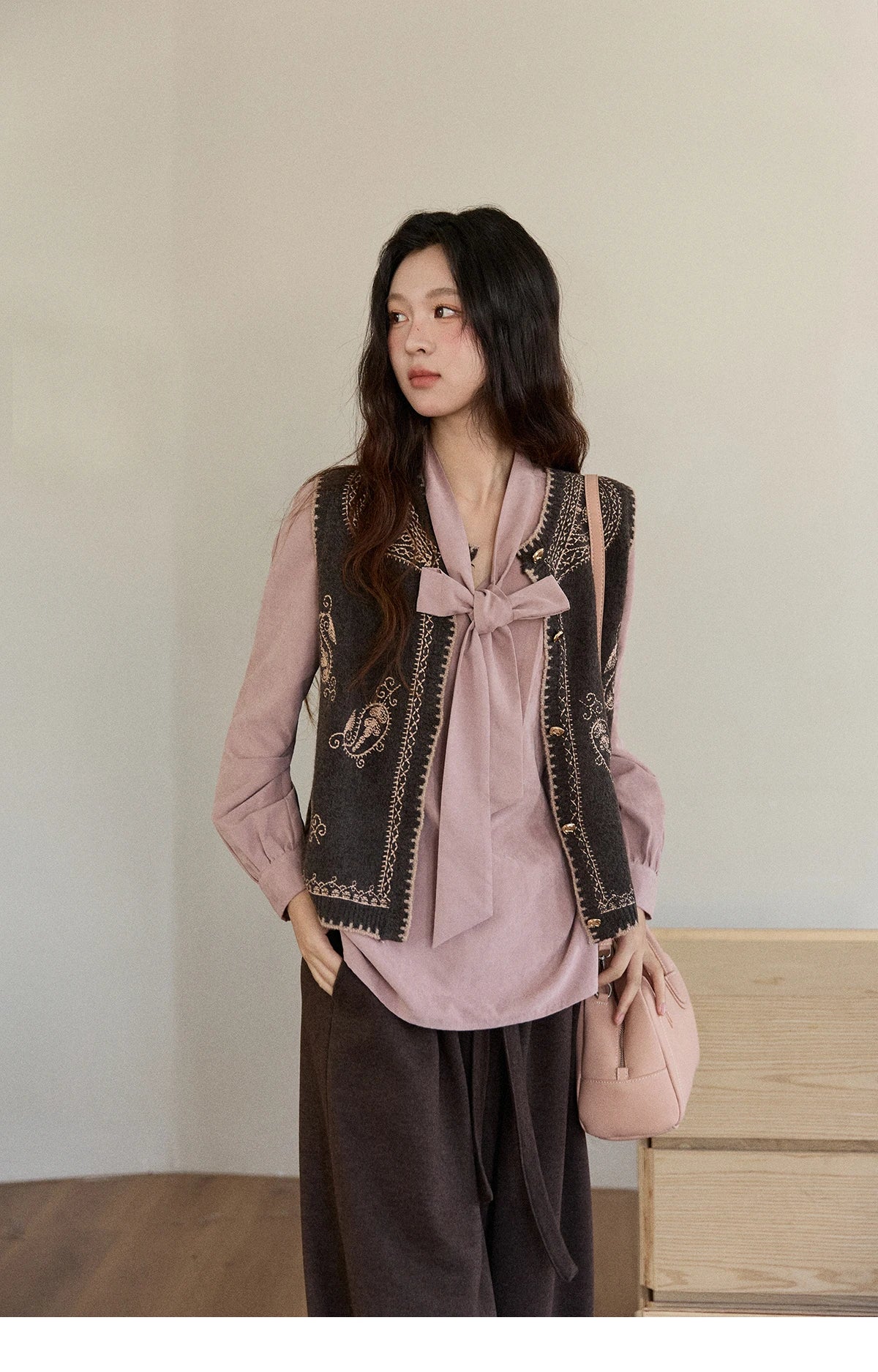 MISHOW Patterned Embroidered Vest for Women 2025 Retro Crew Neck Sleeveless Knitted Vest Commute Women's Winter Vest MXE86Z2745