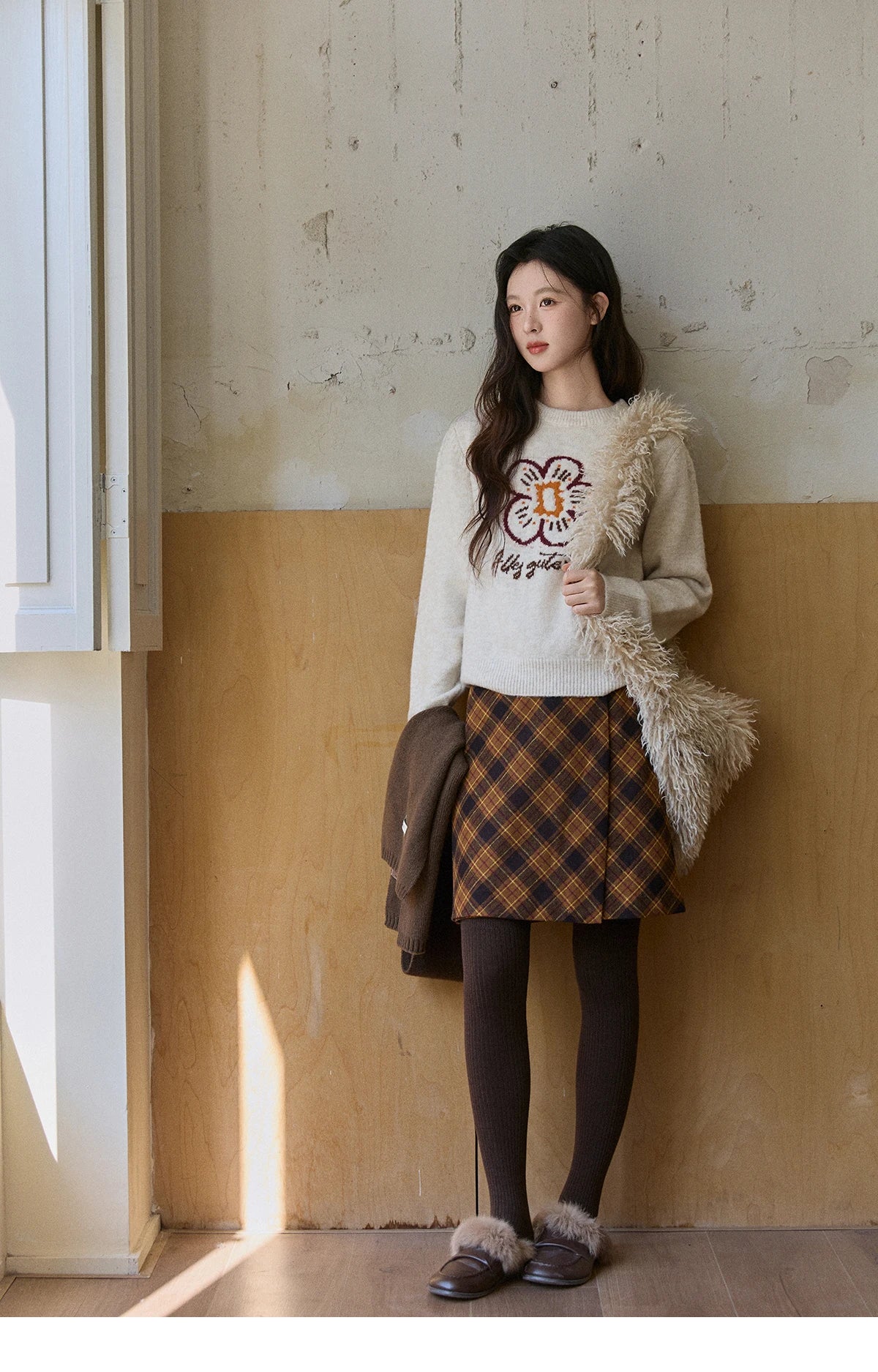 MISHOW Women's Beige Knitted Sweater 2025 Winter Flower Pattern Letter Print Tops O-neck Loose Warm Pullover Sweater MXE91Z2869