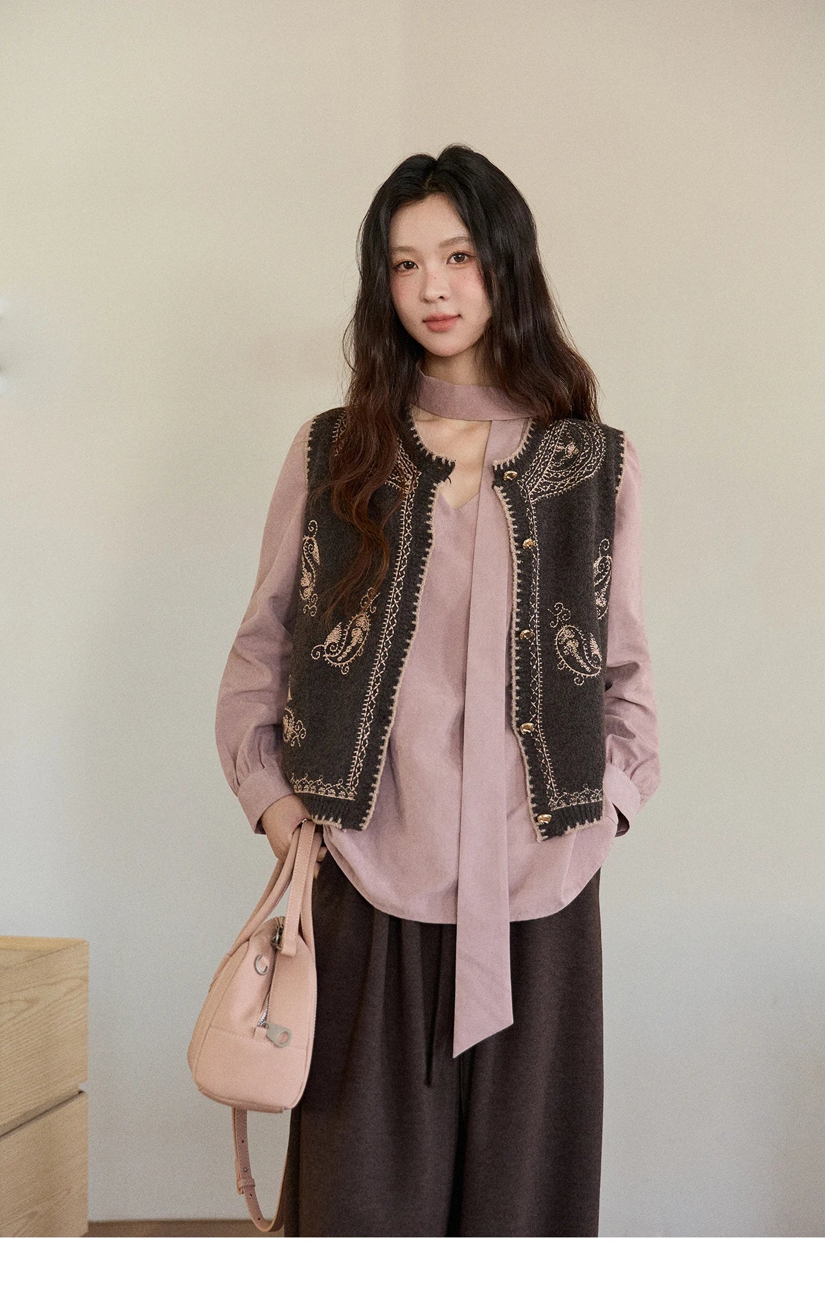 MISHOW Patterned Embroidered Vest for Women 2025 Retro Crew Neck Sleeveless Knitted Vest Commute Women's Winter Vest MXE86Z2745