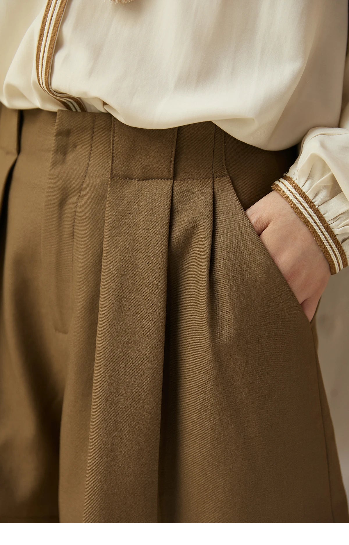 MISHOW Brown High Waist Shorts 2025 Three-dimensional I-shaped Pleated Hook Buckle Shorts Women Versatile Short Pants MXE41K1022