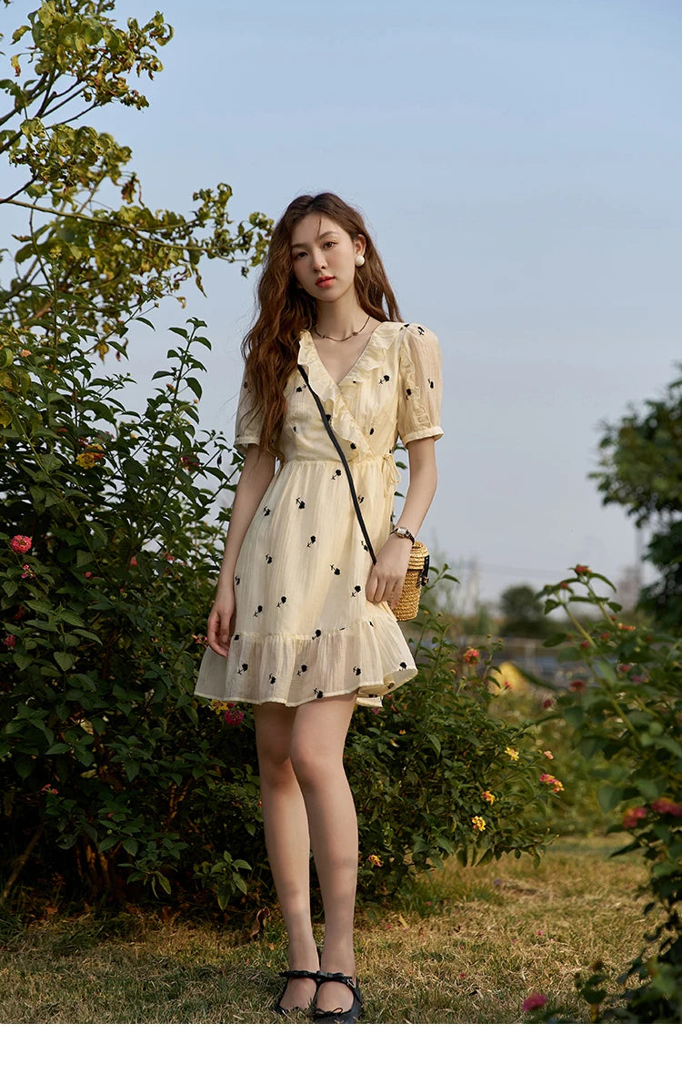 MISHOW Women's French Floral Dress 2025 Summer High Waist Puff Sleeve V-Neck Rufflle A-line Sweet Knee-Length Dresses MXC21L1282