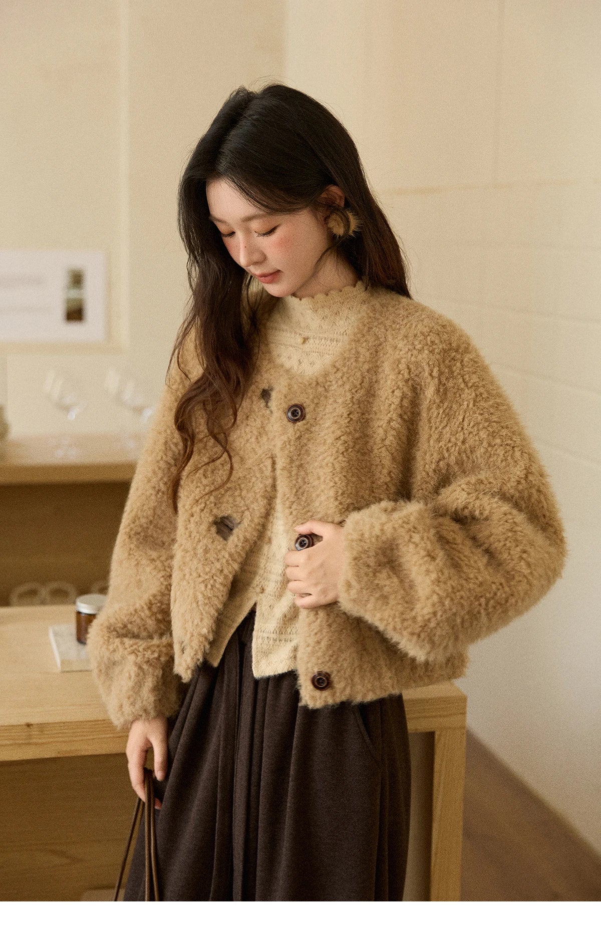 MISHOW Women's Lamb Wool Jacket 2025 Winter Retro Casual Coat Crew Neck Long Sleeve Soft Jacket Commuting Windproof MXE90W0995