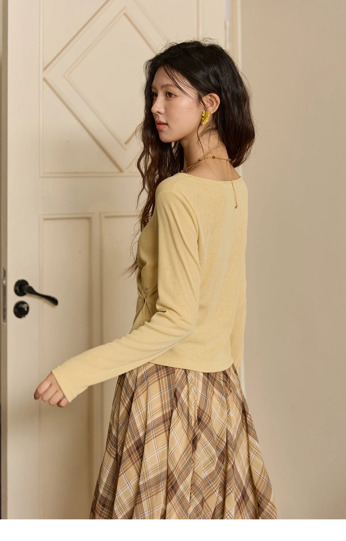 MISHOW Two-color Cross-strap Knitted Top for Women 2025 Autumn Winter New Classic Round Neck Slim Long Sleeves Top MXE43Z1344