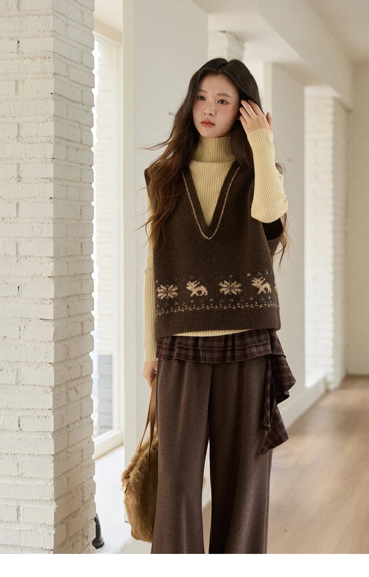 MISHOW Woman Sweater Vest 2025 Winter Retro Brown Jacquard V-neck Knitted Vest Loose Commute Versatile Pullover MXE86Z2659