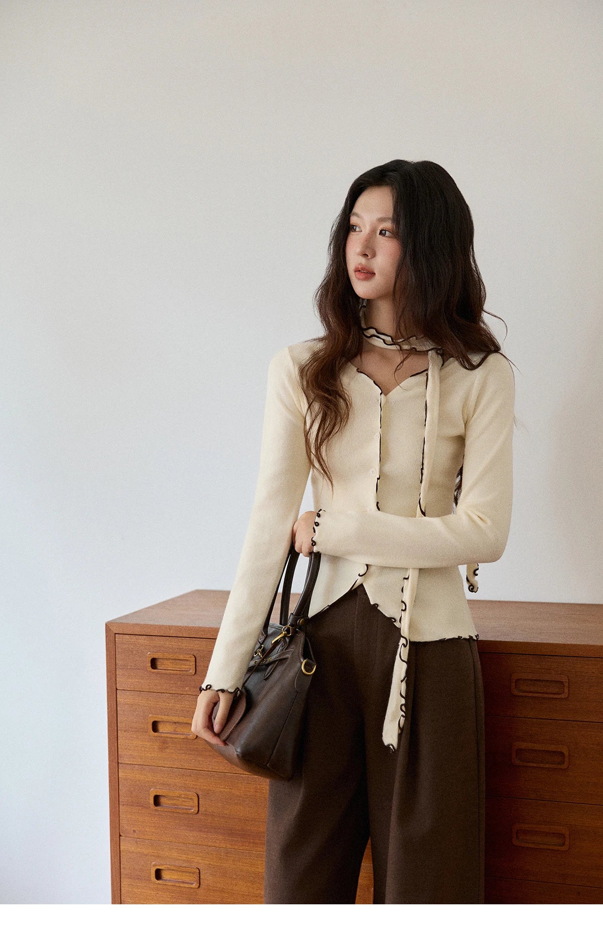 MISHOW New Ruffled Edge Knitted Pullovers for Woman 2025 Retro Slim V-neck Ribbon Knit Top Cmfortable Winter Clothes MXE86Z2728