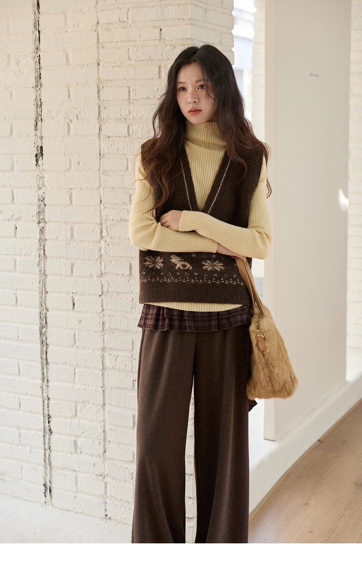 MISHOW Woman Sweater Vest 2025 Winter Retro Brown Jacquard V-neck Knitted Vest Loose Commute Versatile Pullover MXE86Z2659