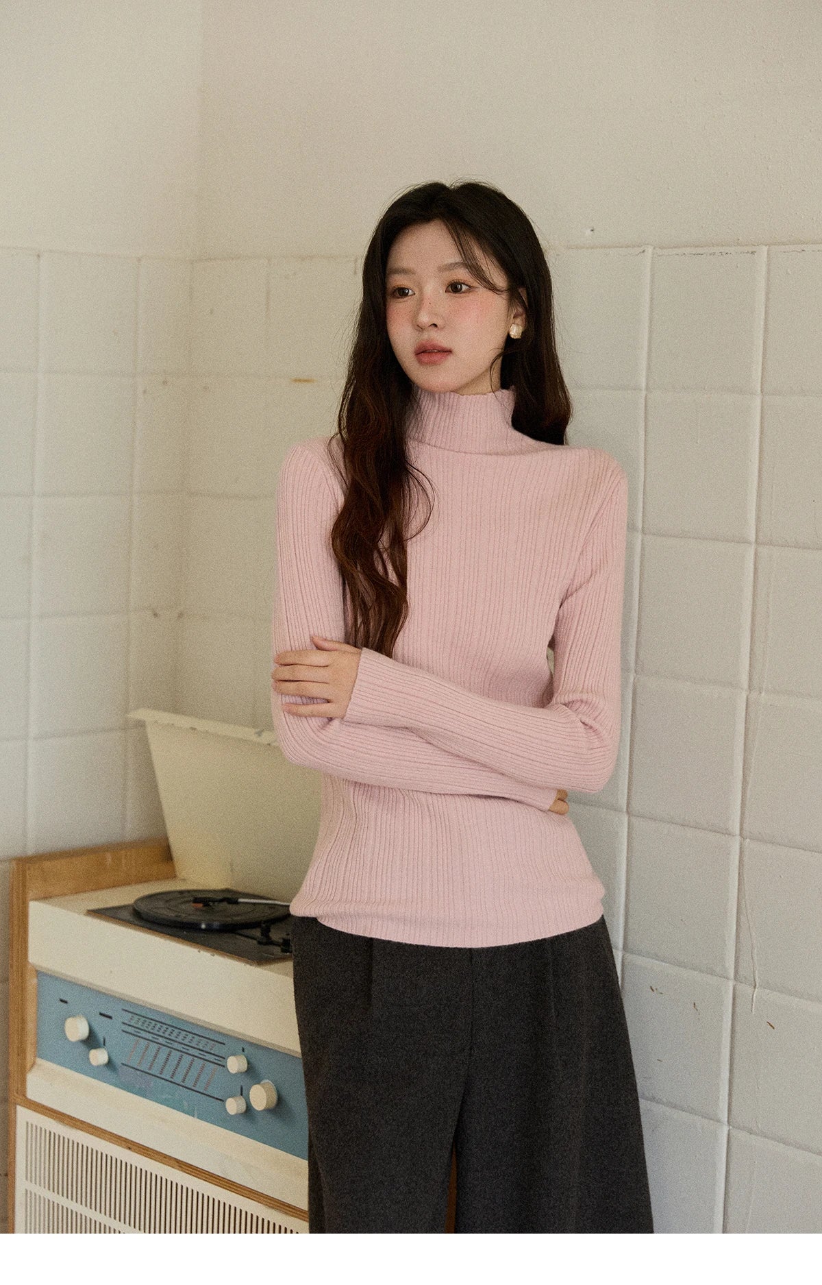 MISHOW Women's Long-sleeved Tops 2025 Winter Simple Solid Turtleneck Sweater Vertical Ribbed Slim Fit Casual Top MXE86Z2656