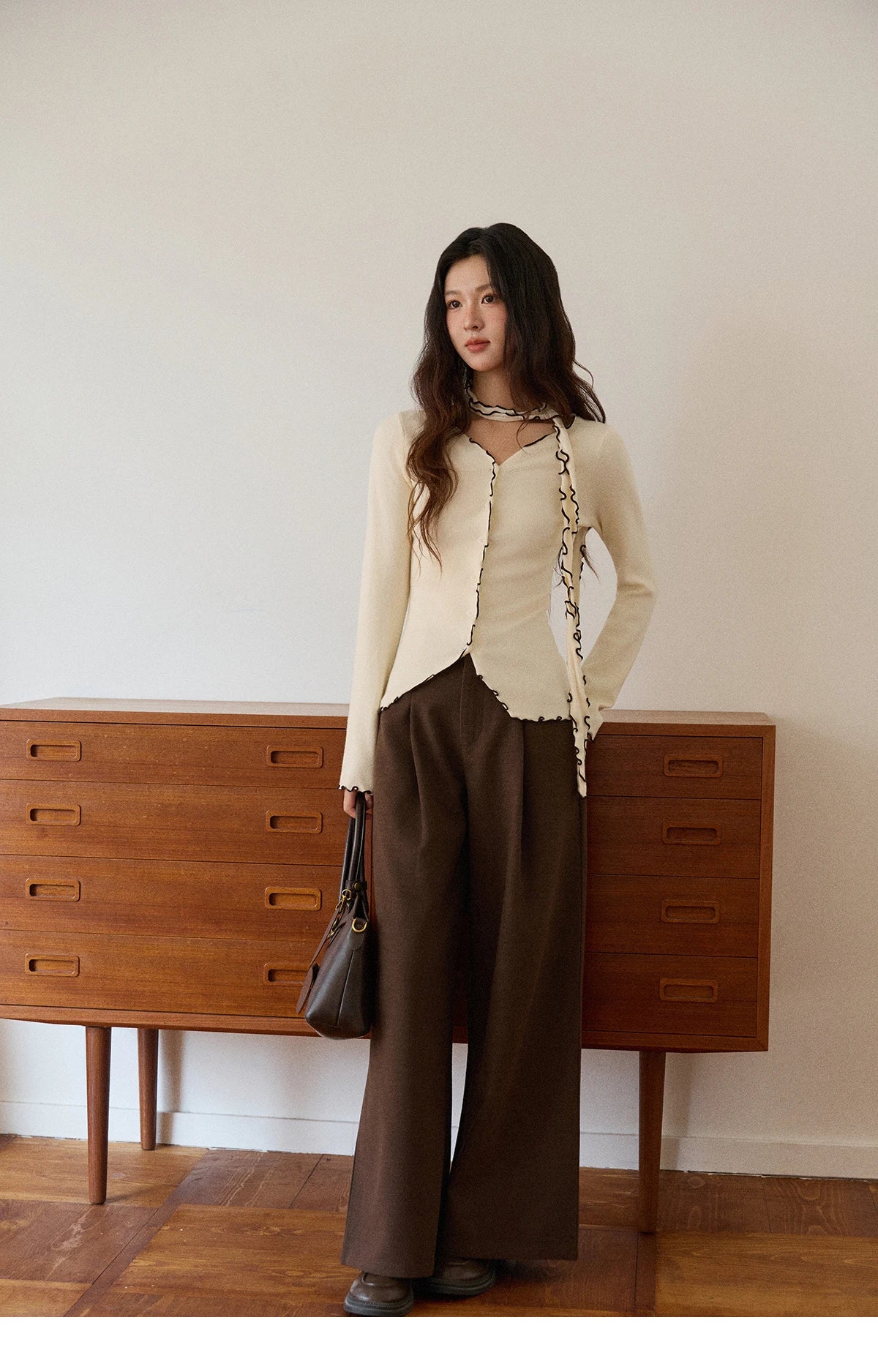 MISHOW New Ruffled Edge Knitted Pullovers for Woman 2025 Retro Slim V-neck Ribbon Knit Top Cmfortable Winter Clothes MXE86Z2728