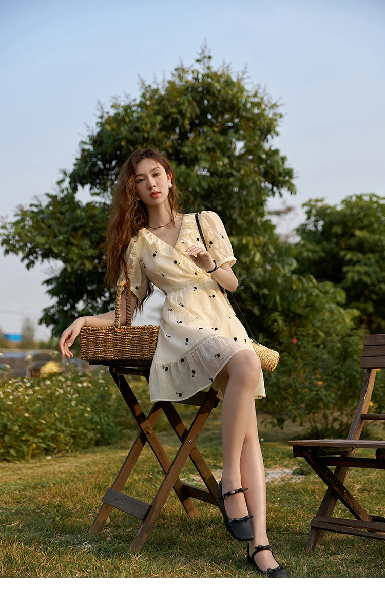 MISHOW Women's French Floral Dress 2025 Summer High Waist Puff Sleeve V-Neck Rufflle A-line Sweet Knee-Length Dresses MXC21L1282