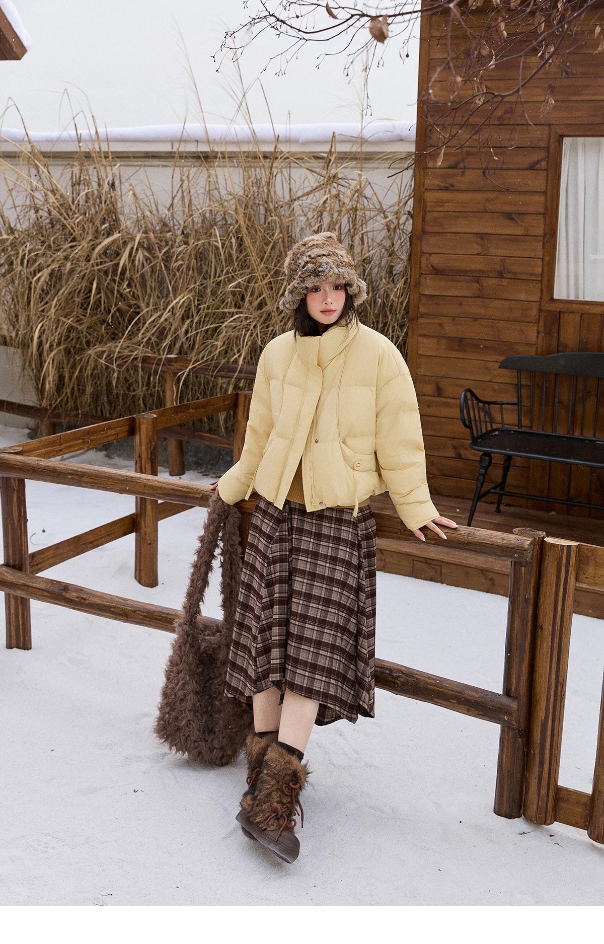 MISHOW Short Down Jacket Women 2025 Winter Fashion Blue Windproof White Duck Down Turn-down Collar Zippered Coat Warm MXE51Y0083