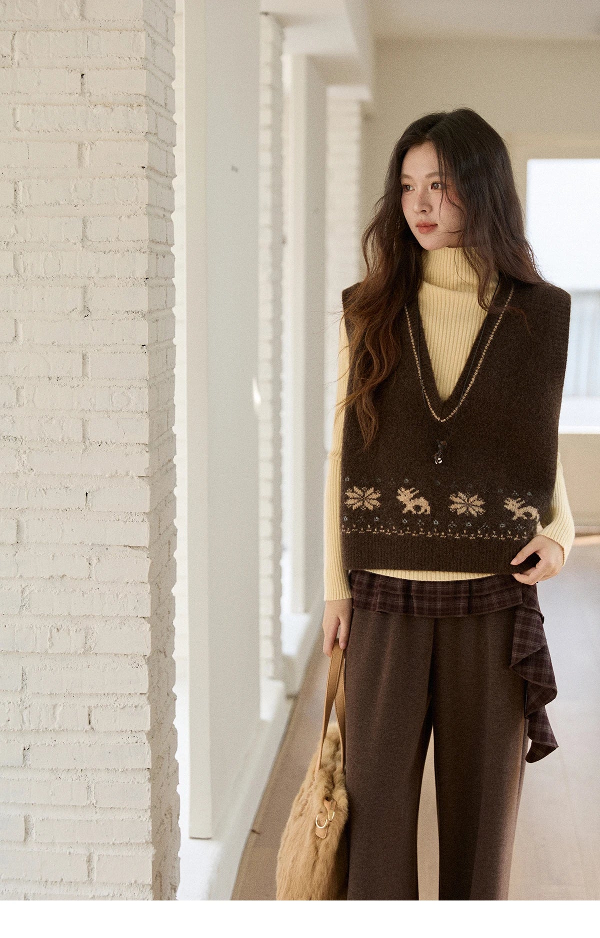 MISHOW Woman Sweater Vest 2025 Winter Retro Brown Jacquard V-neck Knitted Vest Loose Commute Versatile Pullover MXE86Z2659