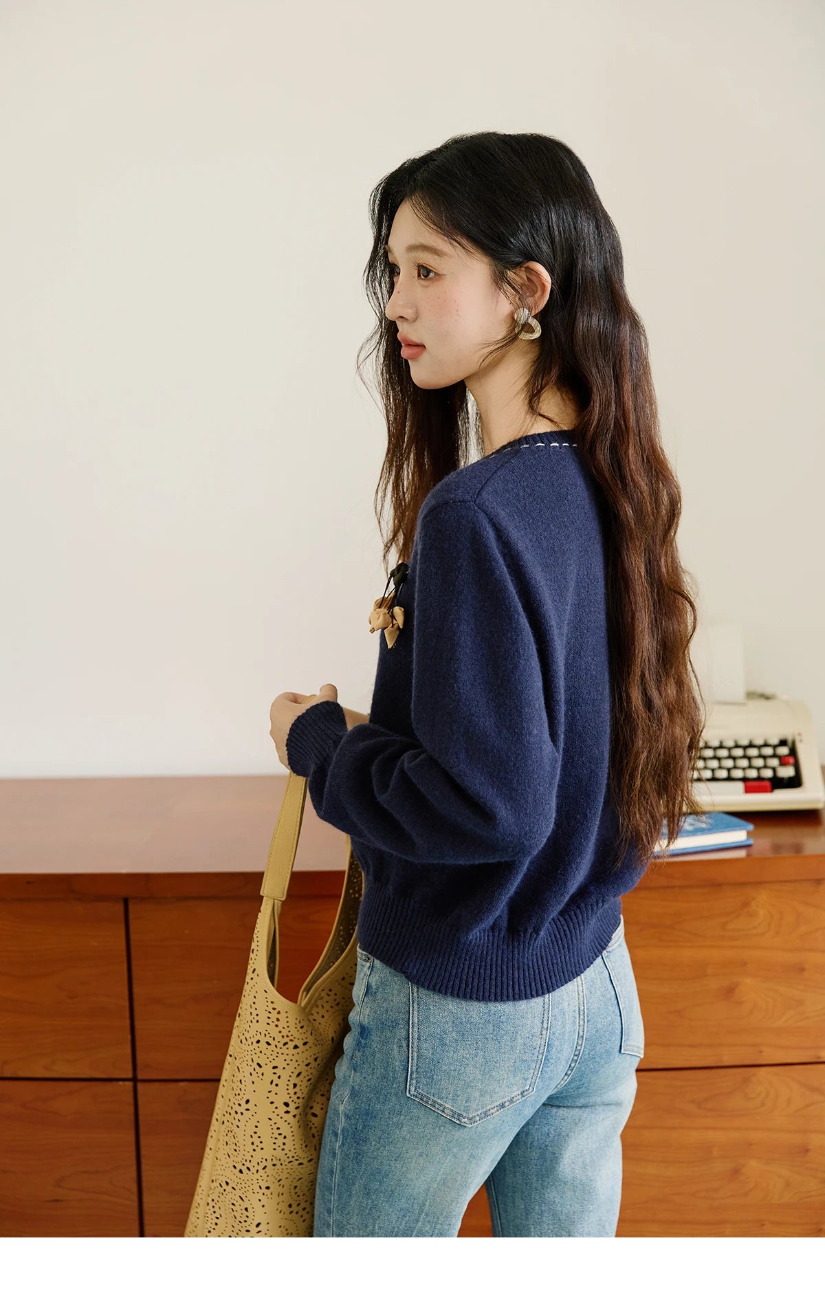 MISHOW Christmas Soft Knitted Cardigan Autumn Bow Placket Retro with Brooch Lantern Sleeve Sweaters O Neck Solid Top MXE45Z1377