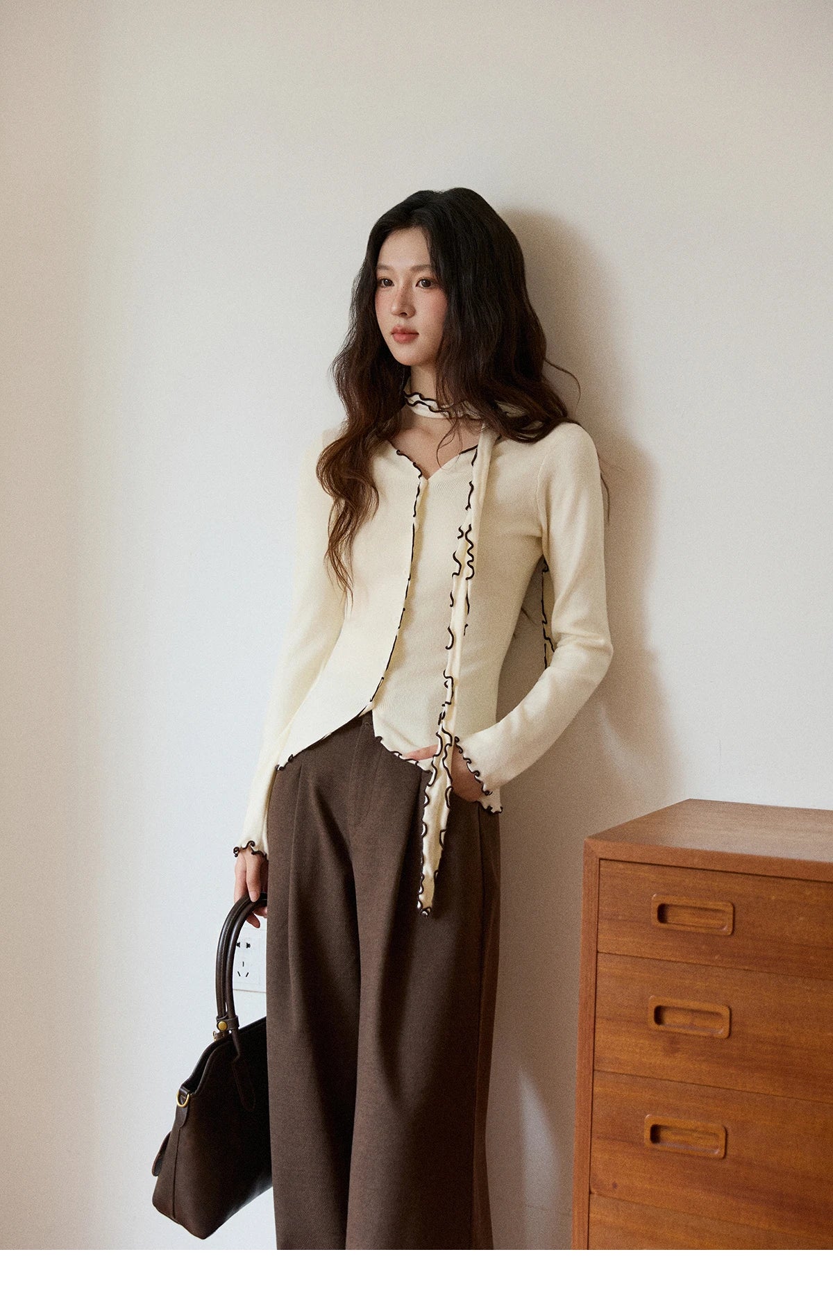 MISHOW New Ruffled Edge Knitted Pullovers for Woman 2025 Retro Slim V-neck Ribbon Knit Top Cmfortable Winter Clothes MXE86Z2728