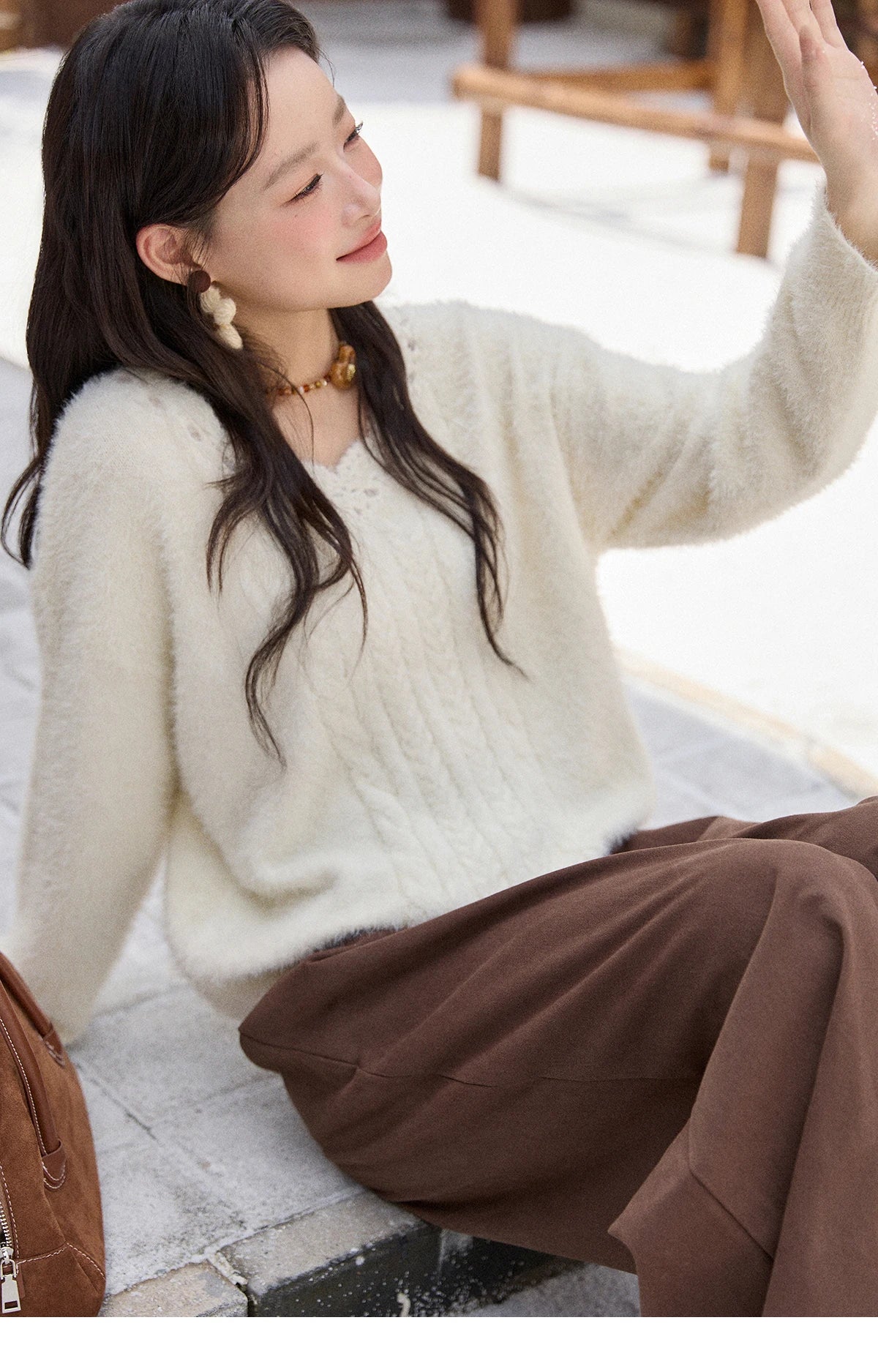 MISHOW Fashion Pullover Women 2025 Autumn Winter Apricot Soft Loose V-neck Cable Knit Sweater Office Lady Loose Top MXE51Z2594