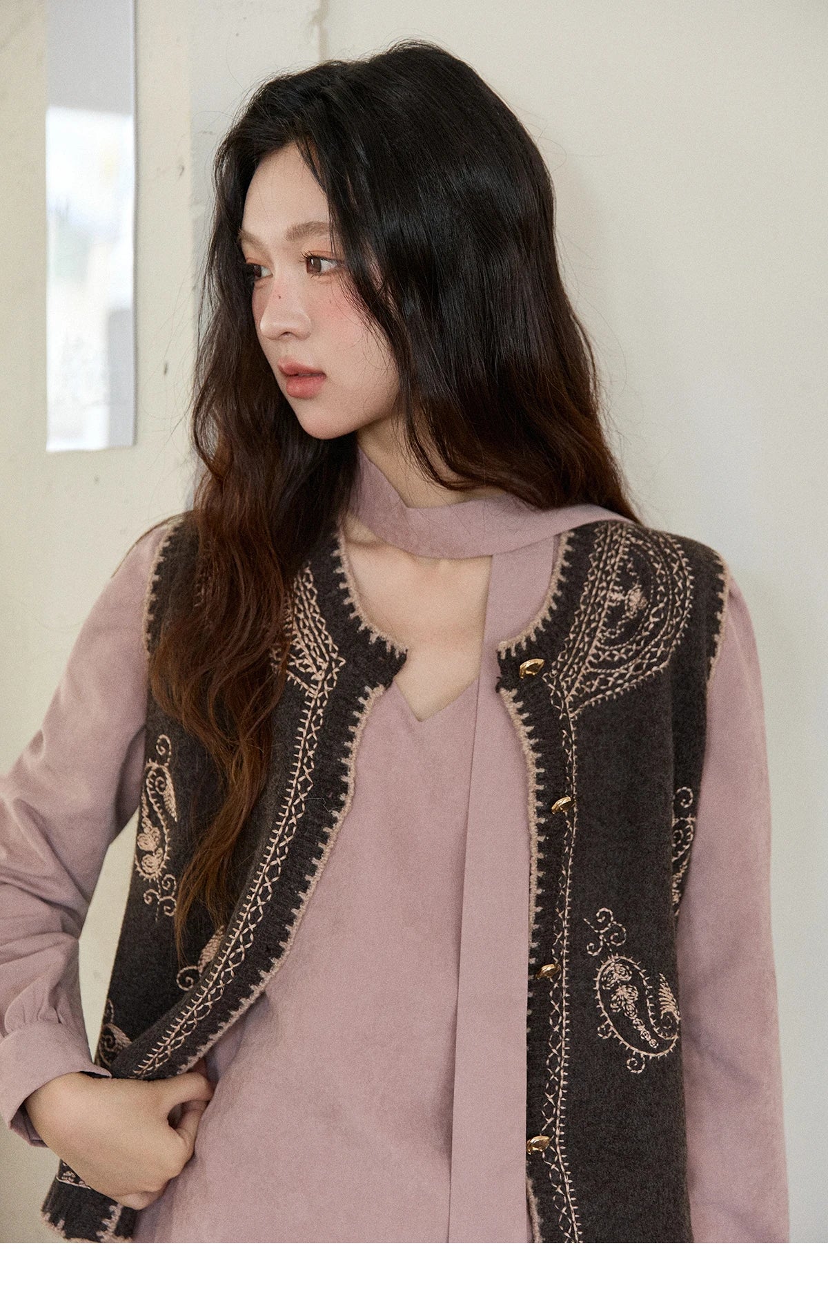 MISHOW Patterned Embroidered Vest for Women 2025 Retro Crew Neck Sleeveless Knitted Vest Commute Women's Winter Vest MXE86Z2745