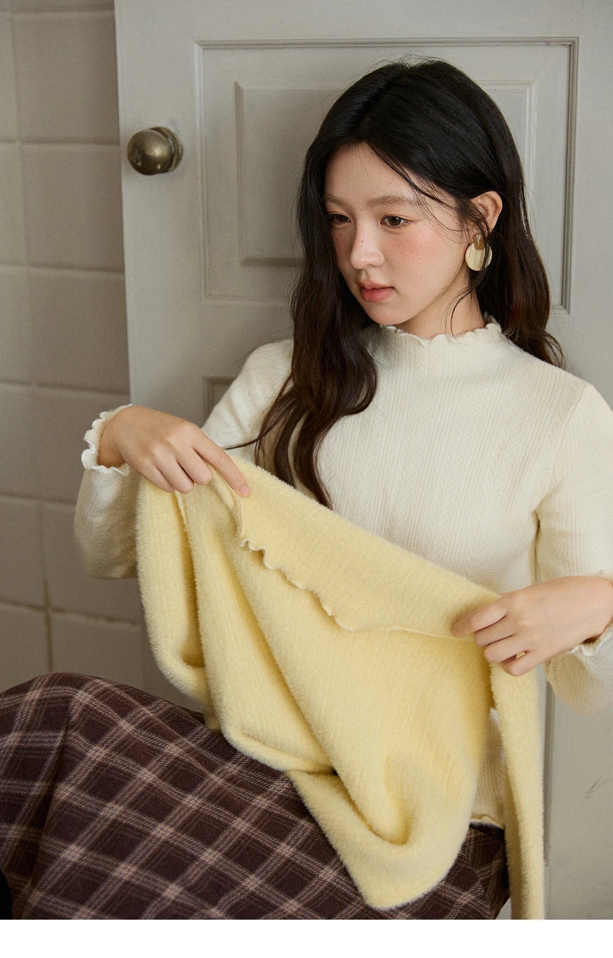 MISHOW Women's One Piece Velvet Thickened Bottom Tops 2025 Winter Versatile Black Fungus Edge Collar Knitted Tops MXE88Z2597